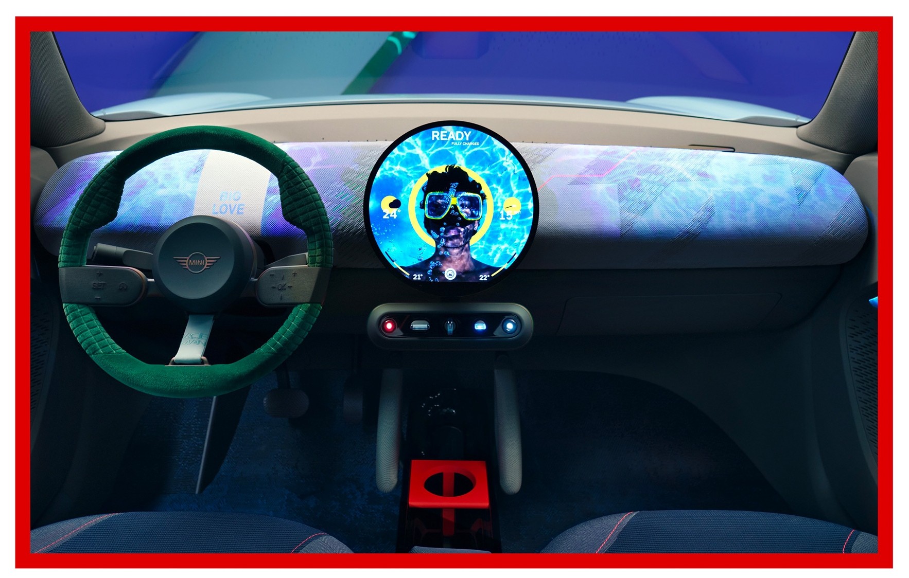 The centrepiece of the car’s interior is the round OLED display. It features a fascinatingly high colour brilliance and consumes significantly less energy than a conventional LED display.